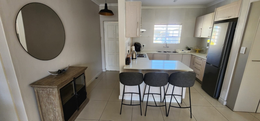 To Let 3 Bedroom Property for Rent in Uitzicht Western Cape